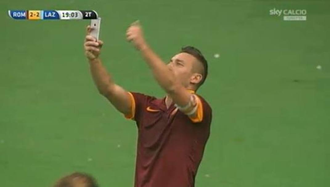 ...ed ecco la trovata geniale di Totti: il selfie sotto la Sud.